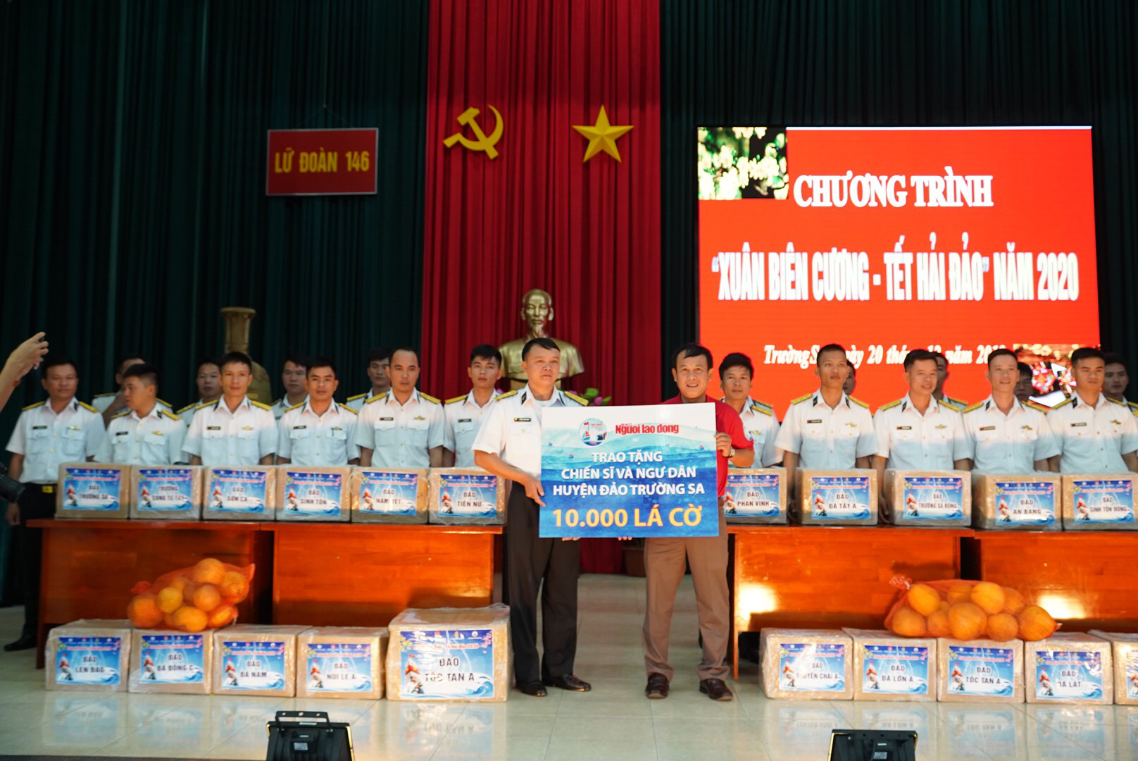 Trao 10.000 l&aacute; cờ Tổ quốc cho qu&acirc;n d&acirc;n Trường Sa đ&oacute;n Tết - Ảnh 1.