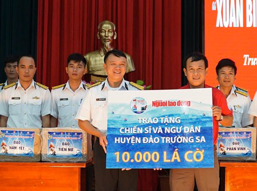 Cờ Tổ quốc, quà Tết đến Trường Sa - Ảnh 1.