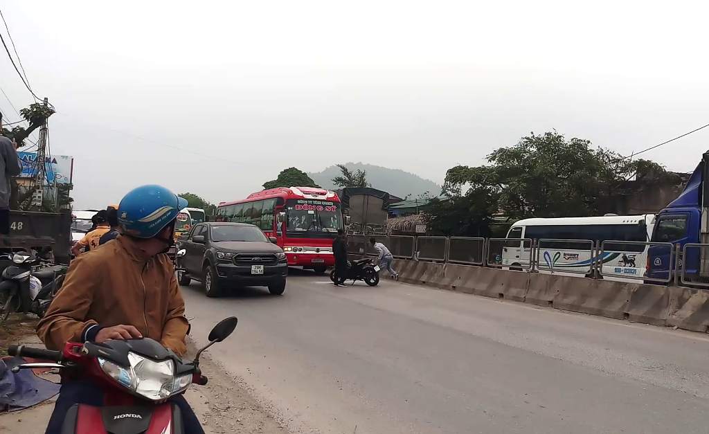 2 thanh niên đi xe máy cầm tuýp sắt hung hãn đập vỡ kính xe khách giữa ban ngày - Ảnh 1.