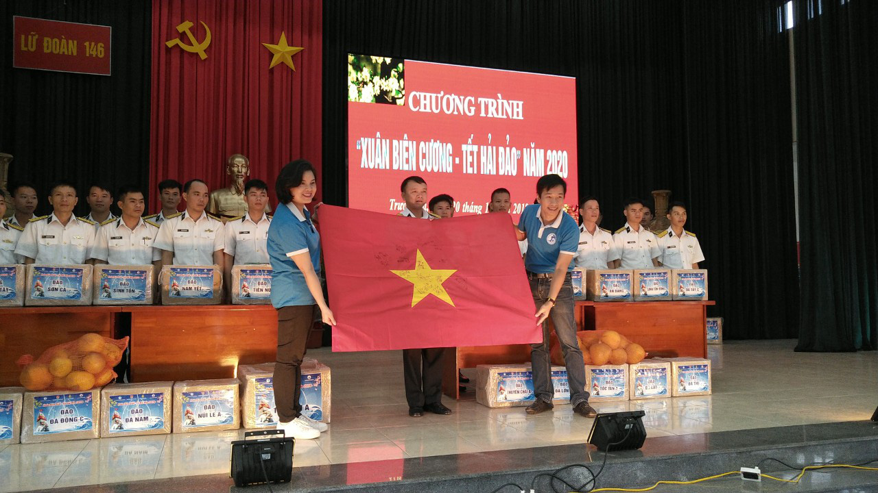 Trao 10.000 l&aacute; cờ Tổ quốc cho qu&acirc;n d&acirc;n Trường Sa đ&oacute;n Tết - Ảnh 4.