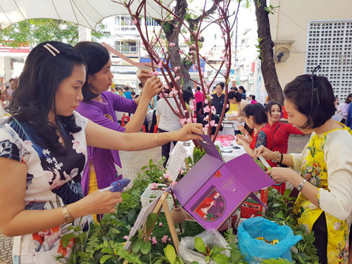 VUI, BUỒN THƯỞNG TẾT: Mang Tết vui đến với công nhân