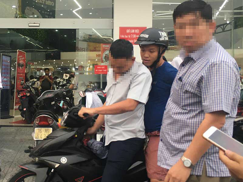 Thiếu úy công an cưỡng đoạt tiền trắng trợn quá...