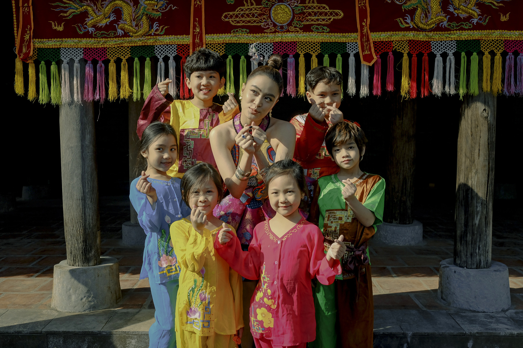 Ho&agrave;ng Thuỳ Linh lại g&acirc;y sốt - Ảnh 2.