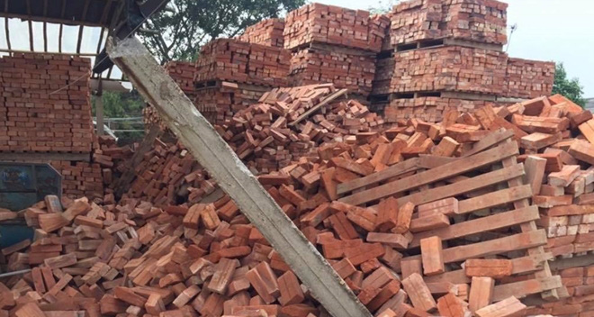 Chồng gạch cao đổ đè lên, 3 người tử vong, 1 người bị thương