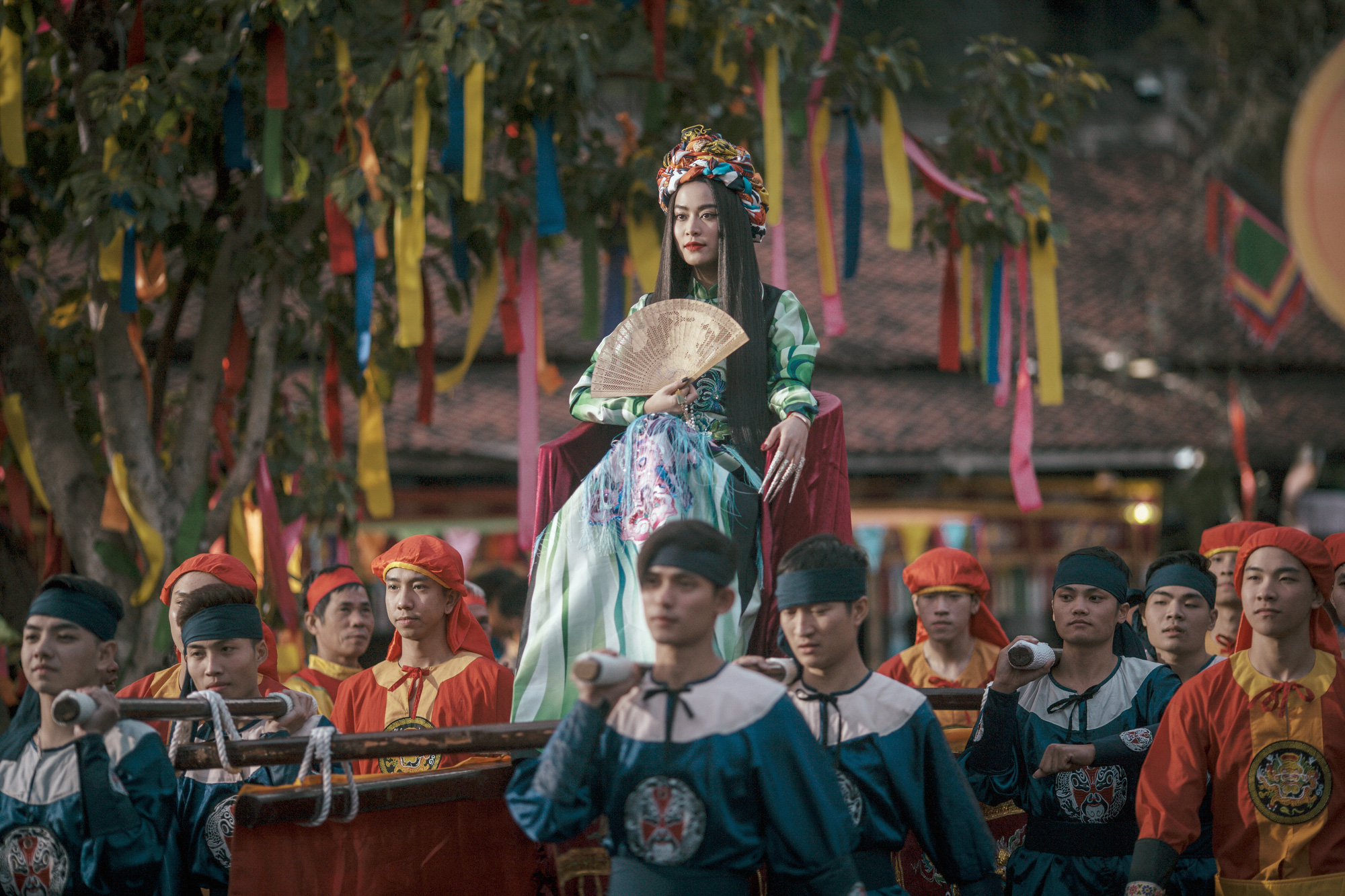 Ho&agrave;ng Thuỳ Linh lại g&acirc;y sốt - Ảnh 3.