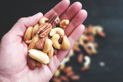N&ecirc;n để vỏ hay b&oacute;c vỏ khi ăn c&aacute;c loại hạt? - Ảnh 1.