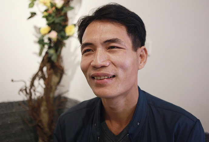 Thiếu tá quân đội bỏ xe máy lao xuống sông cứu cô gái nhảy cầu dưới trời mưa rét