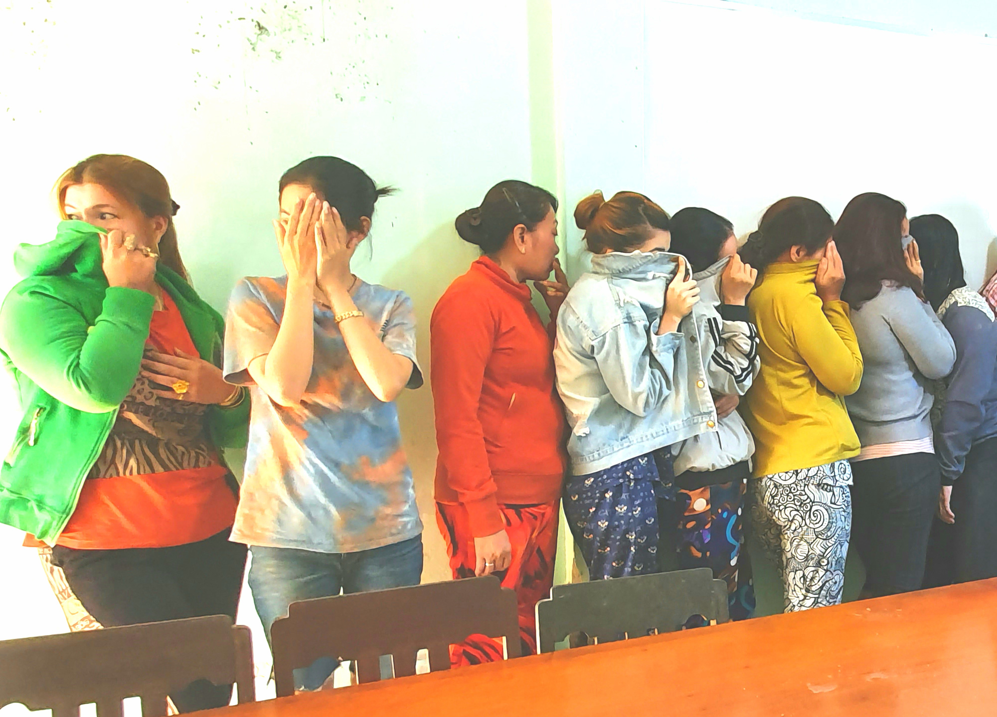 17 quý bà đánh bạc trong chòi hoang để... kiếm tiền ăn Tết - Ảnh 2.