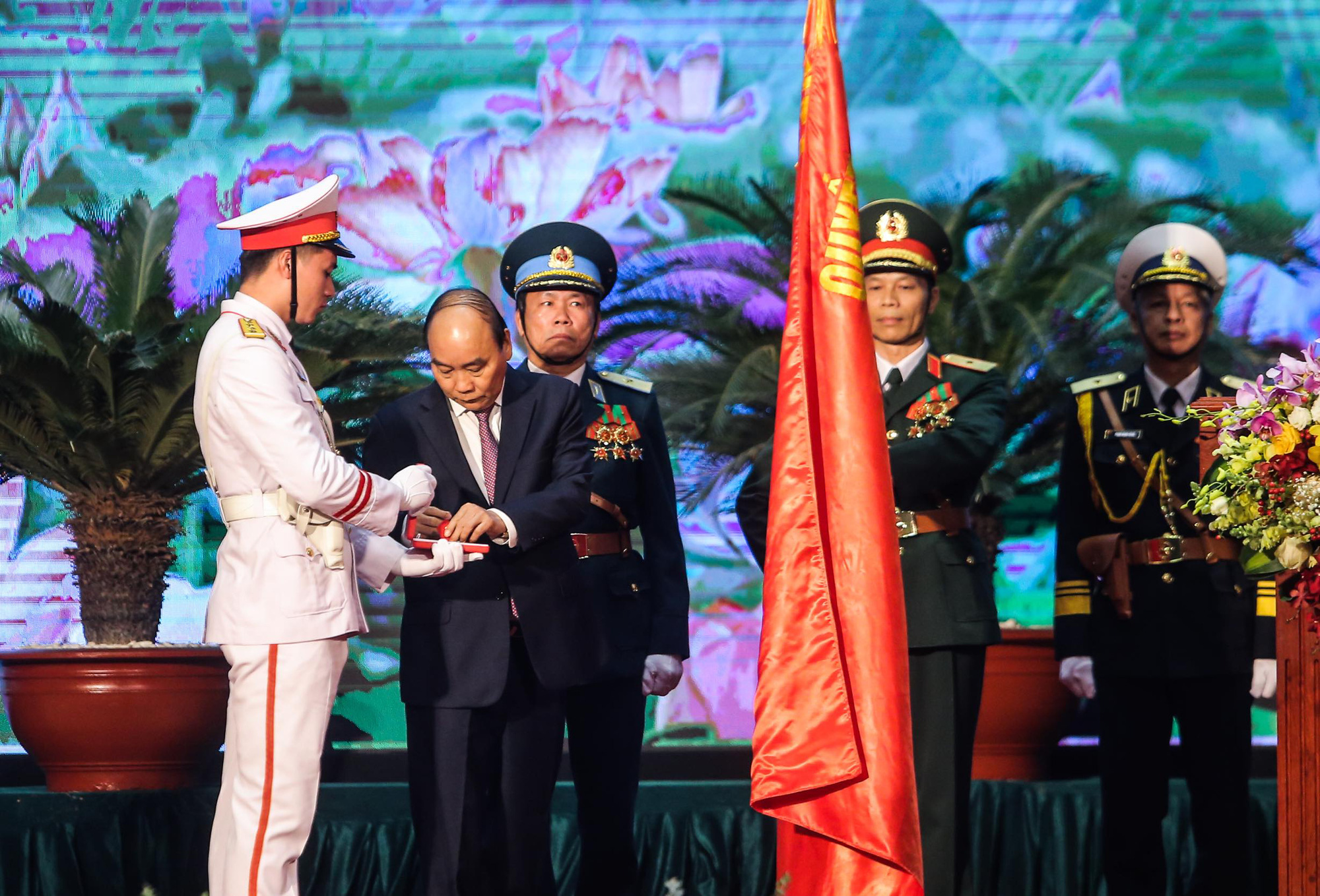 Thủ tướng: Bảo vệ Tổ quốc tuyệt đối kh&ocirc;ng để bị động, bất ngờ - Ảnh 6.