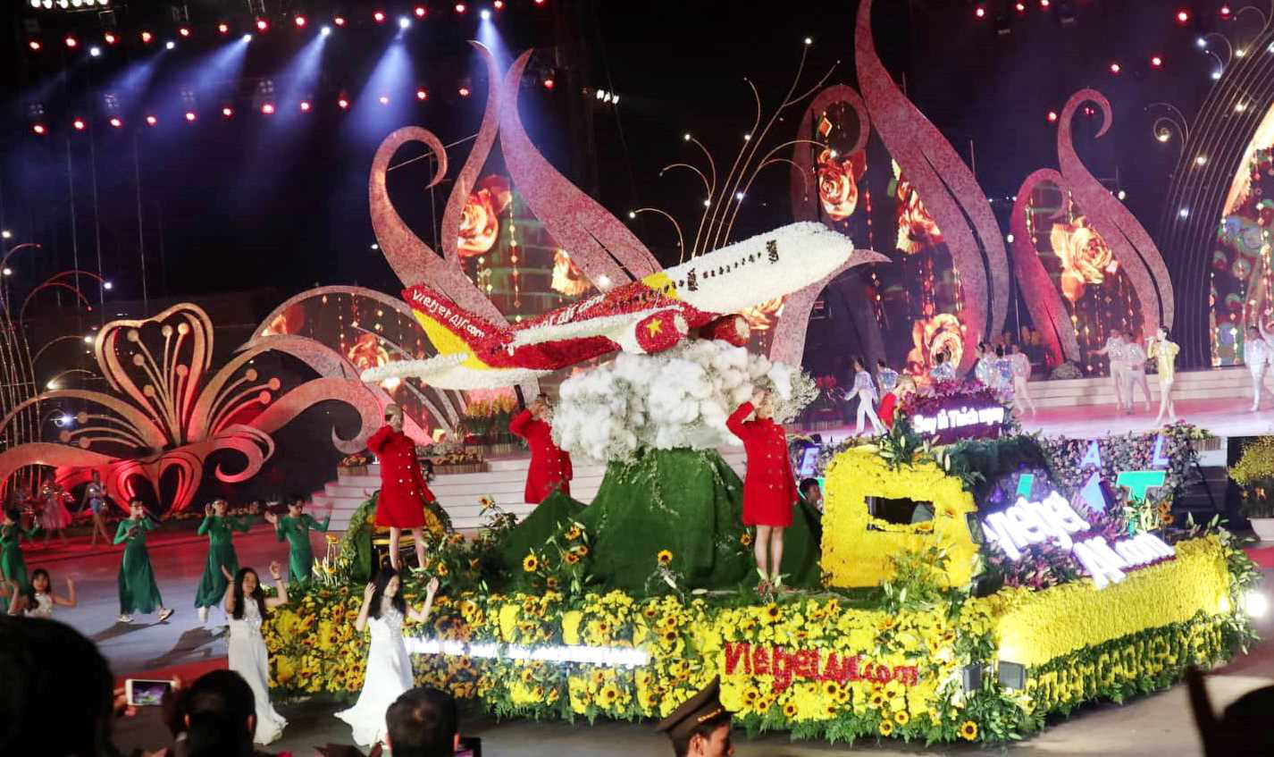 Mãn nhãn bữa tiệc hoa và ánh sáng ở lễ khai mạc Festival Hoa Đà Lạt - Ảnh 4.