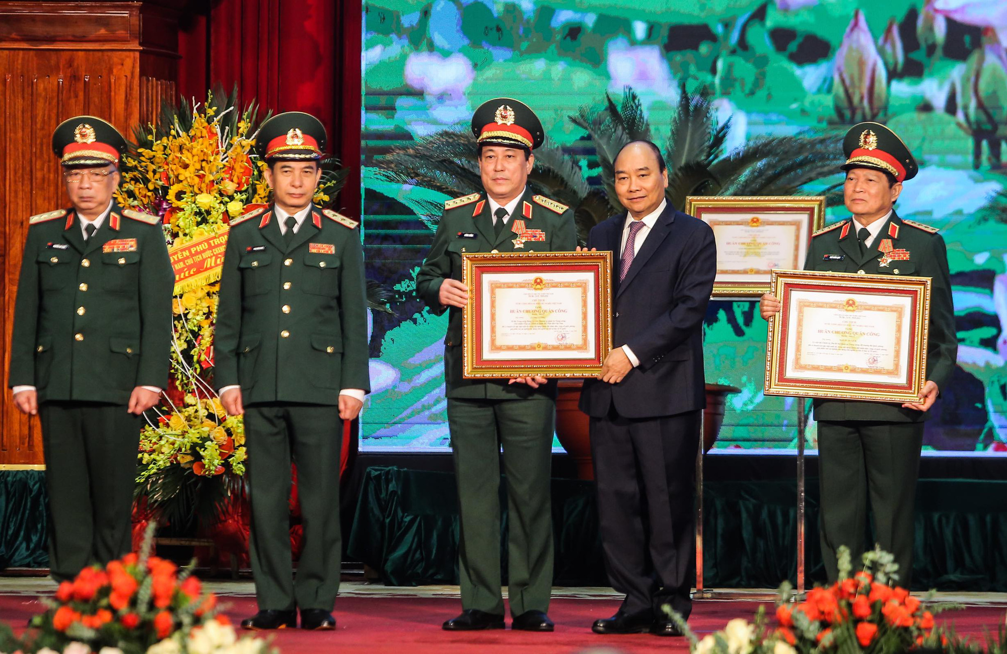Thủ tướng: Bảo vệ Tổ quốc tuyệt đối kh&ocirc;ng để bị động, bất ngờ - Ảnh 10.