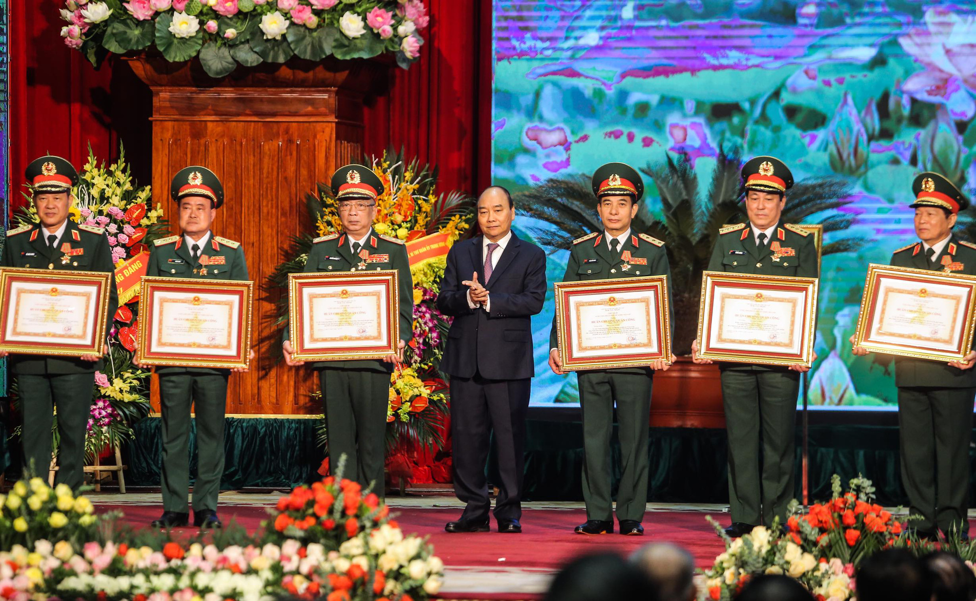 Thủ tướng: Bảo vệ Tổ quốc tuyệt đối kh&ocirc;ng để bị động, bất ngờ - Ảnh 11.