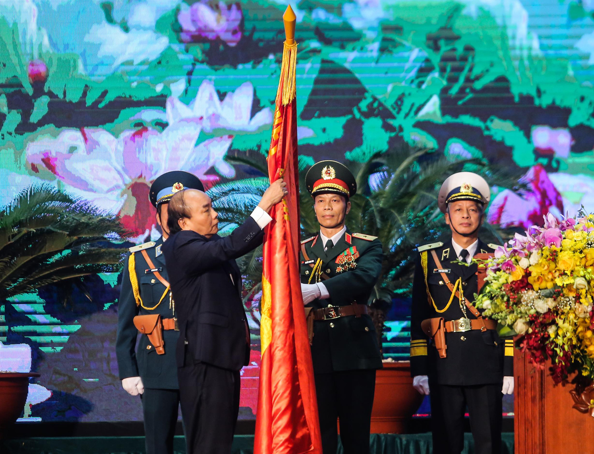 Thủ tướng: Bảo vệ Tổ quốc tuyệt đối kh&ocirc;ng để bị động, bất ngờ - Ảnh 1.