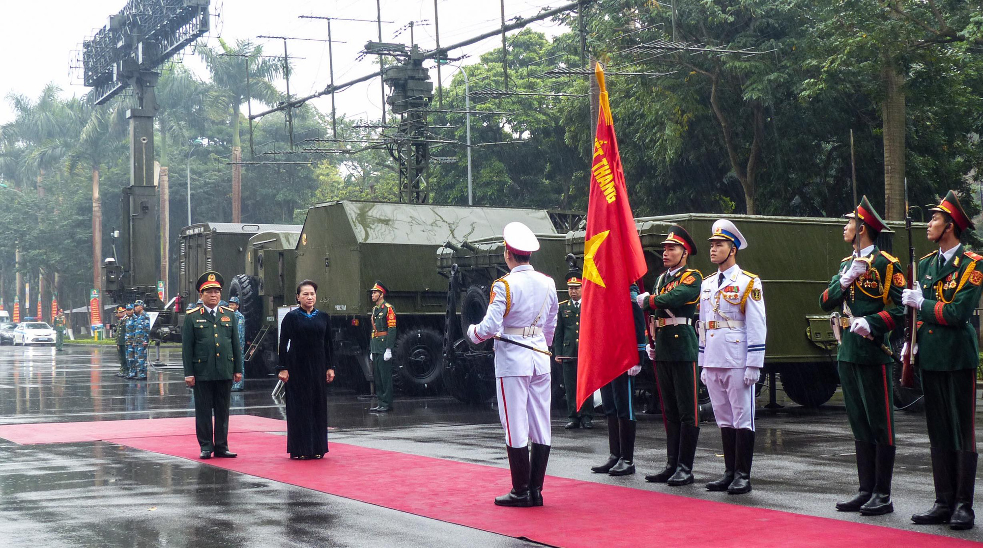 Cận cảnh l&atilde;nh đạo cấp cao dự lễ kỷ niệm Ng&agrave;y th&agrave;nh lập Qu&acirc;n đội nh&acirc;n d&acirc;n Việt Nam - Ảnh 3.