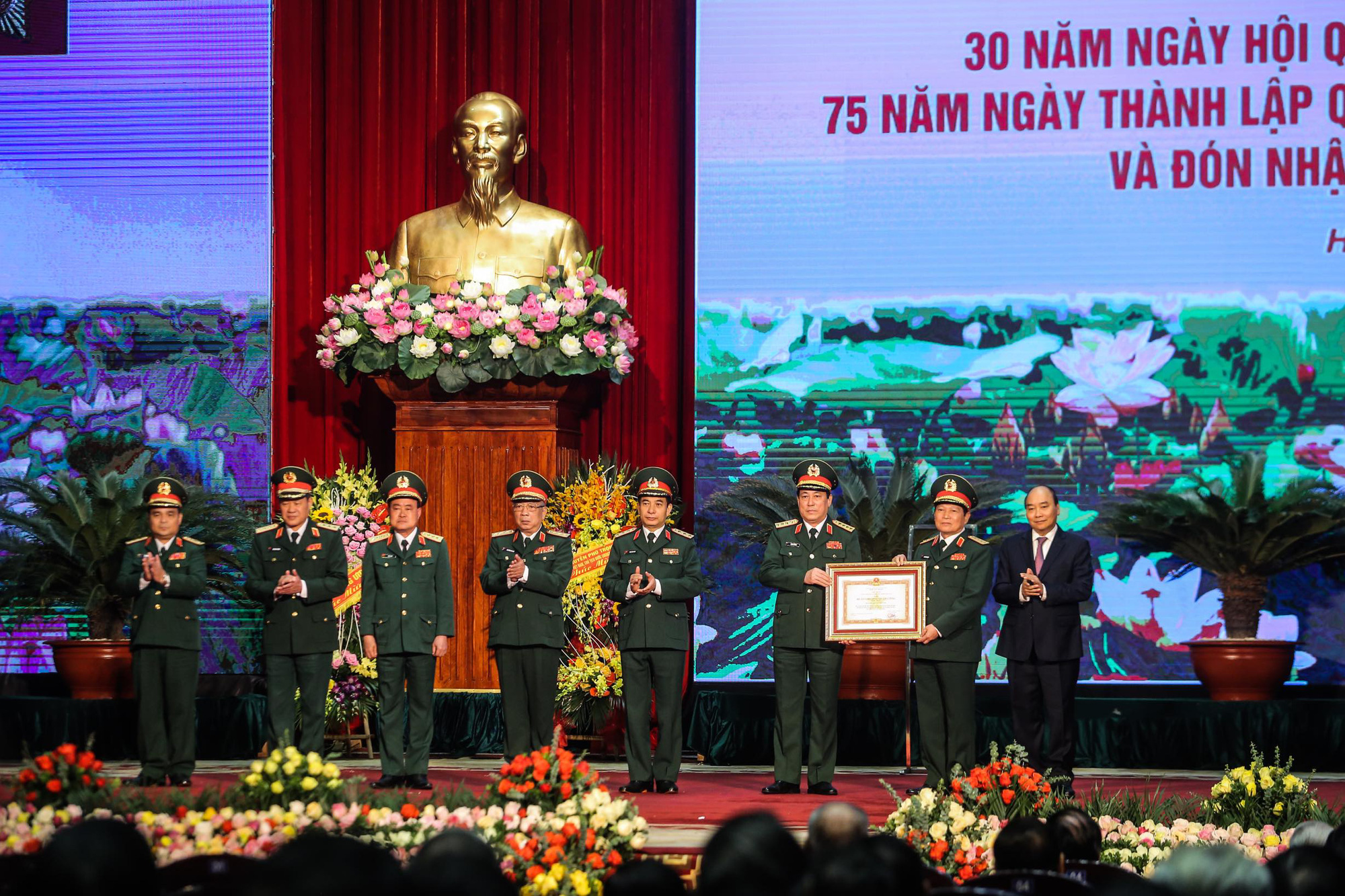 Thủ tướng: Bảo vệ Tổ quốc tuyệt đối kh&ocirc;ng để bị động, bất ngờ - Ảnh 9.