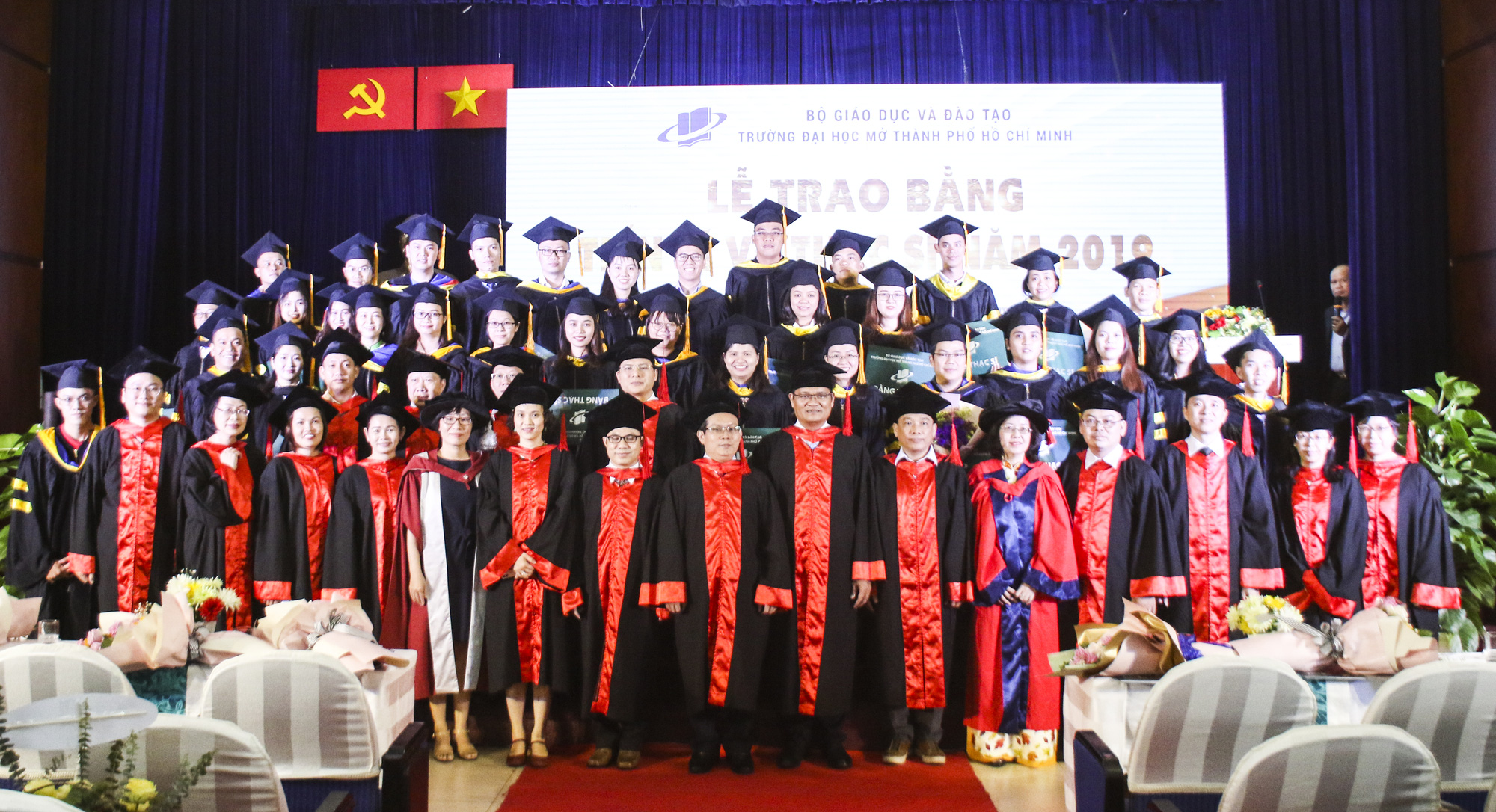 Trường ĐH Mở TP HCM trao 232 bằng tiến sĩ, thạc sĩ - Ảnh 3.