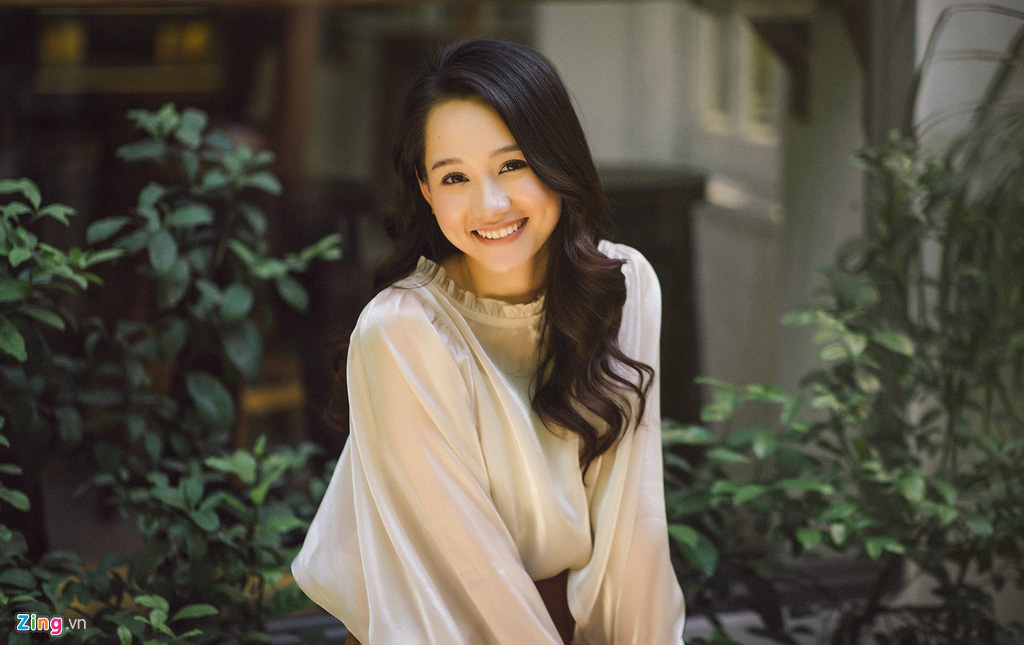 Nhan sắc đời thường của H&agrave; Lan Mắt biếc - Ảnh 1.