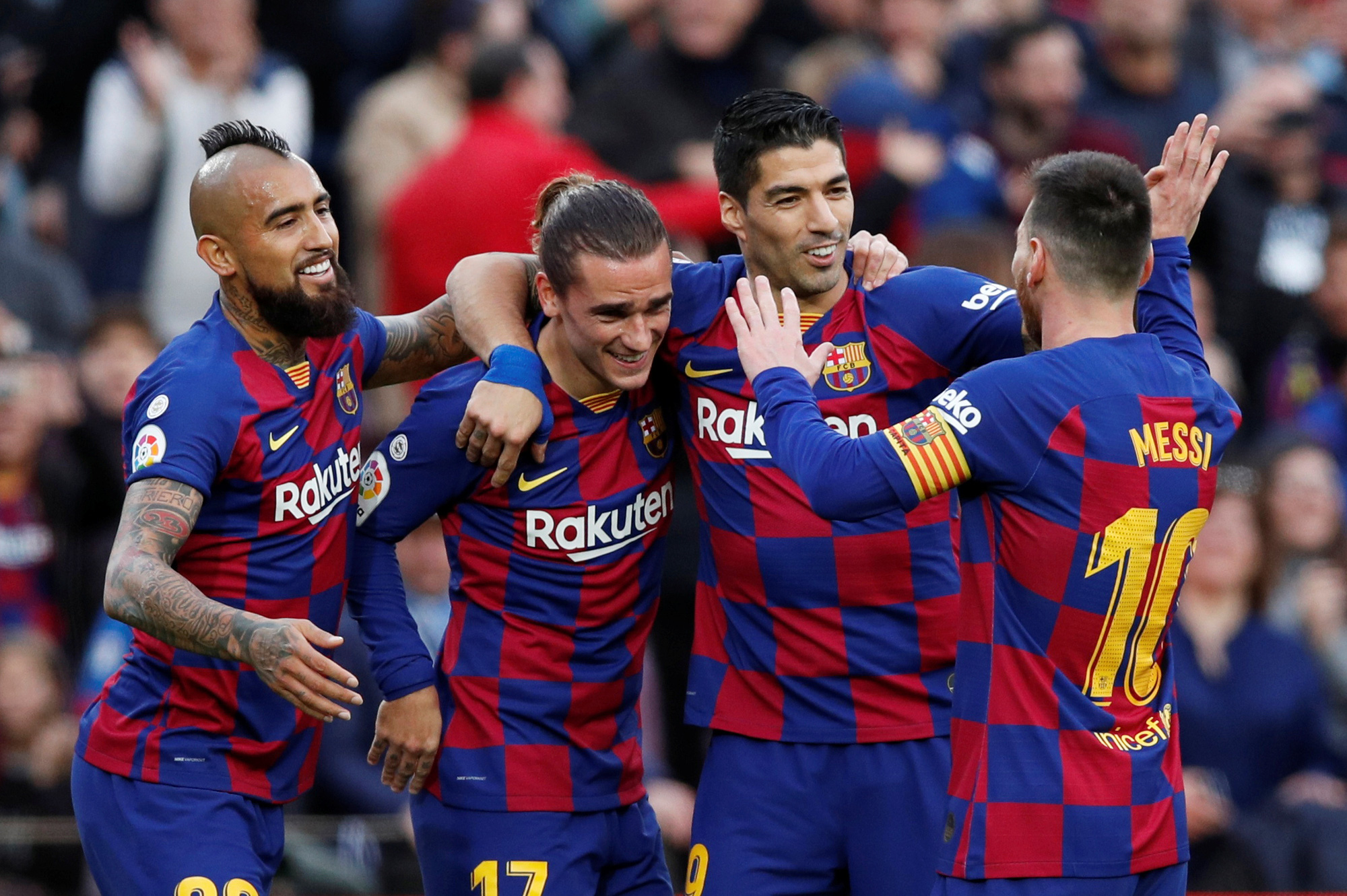 Nhận cúp xuất sắc nhất tháng, Messi lập kỳ tích ghi bàn "độc" nhất năm