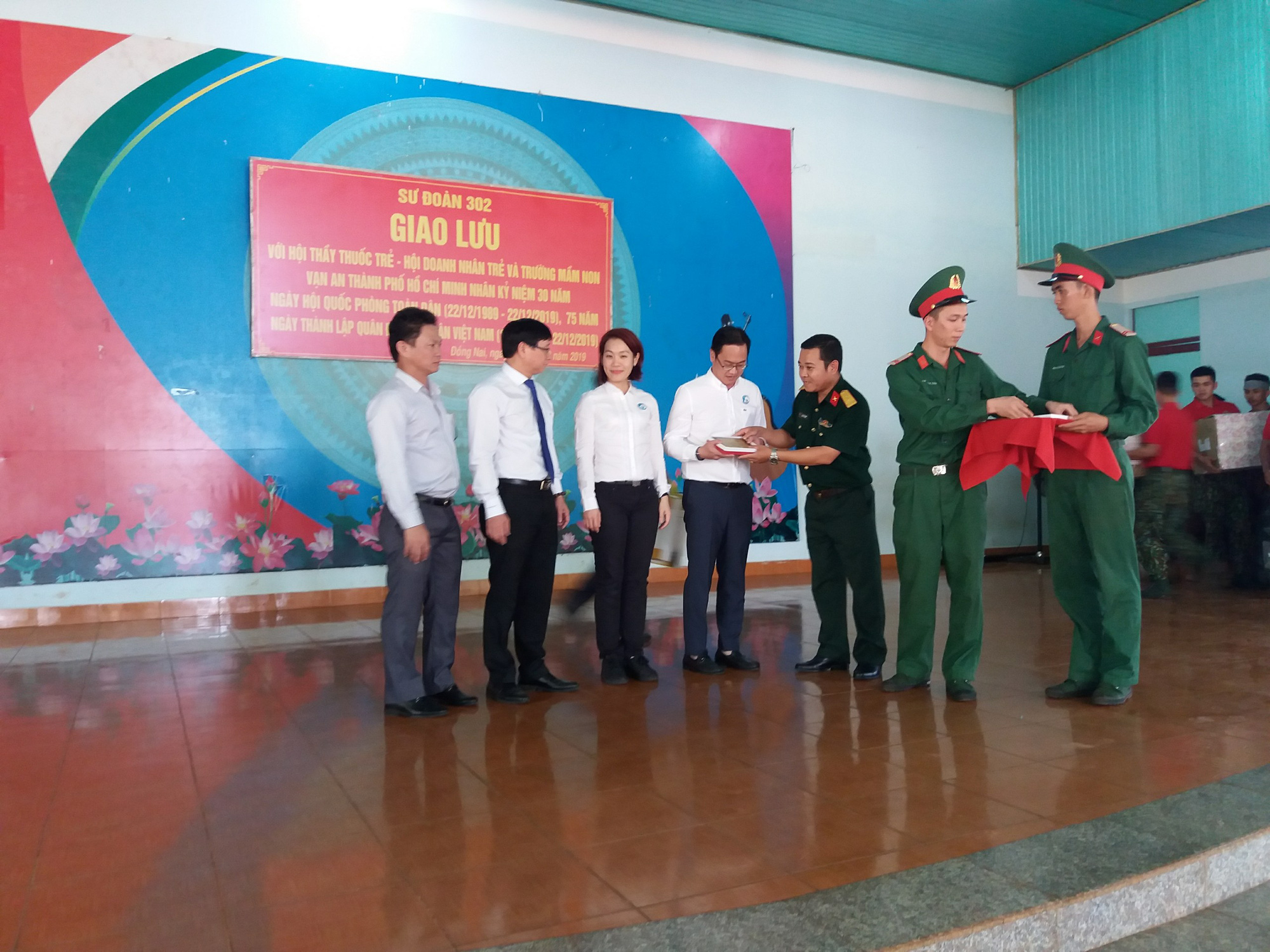 Thầy thuốc, doanh nh&acirc;n trẻ TP HCM đến với Sư đo&agrave;n 302 v&agrave; d&acirc;n ngh&egrave;o v&ugrave;ng n&uacute;i - Ảnh 6.