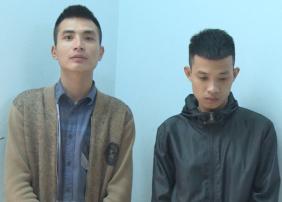Bắt 2 thanh niên đi xe máy cầm tuýp sắt đập phá xe khách trên quốc lộ 1A