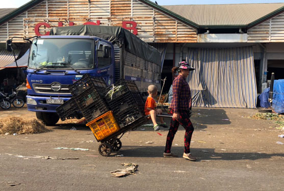 Công nhân bươn chải cuối năm