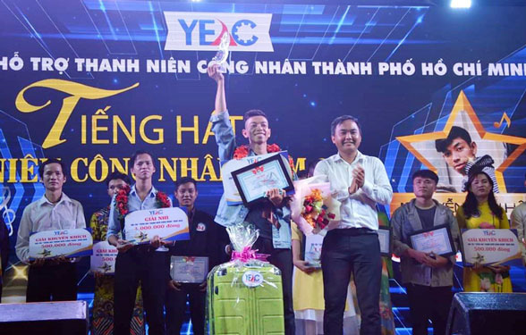 Thí sinh Nguyễn Tấn Hậu đoạt ngôi quán quân tiếng hát công nhân