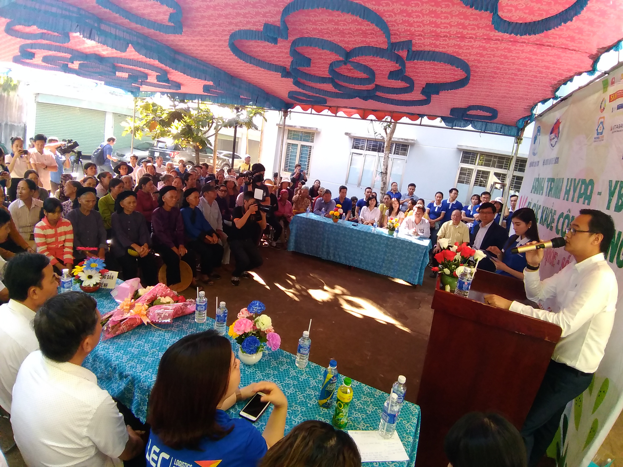Thầy thuốc, doanh nhân trẻ TP HCM đến với Sư đoàn 302 và dân nghèo vùng núi