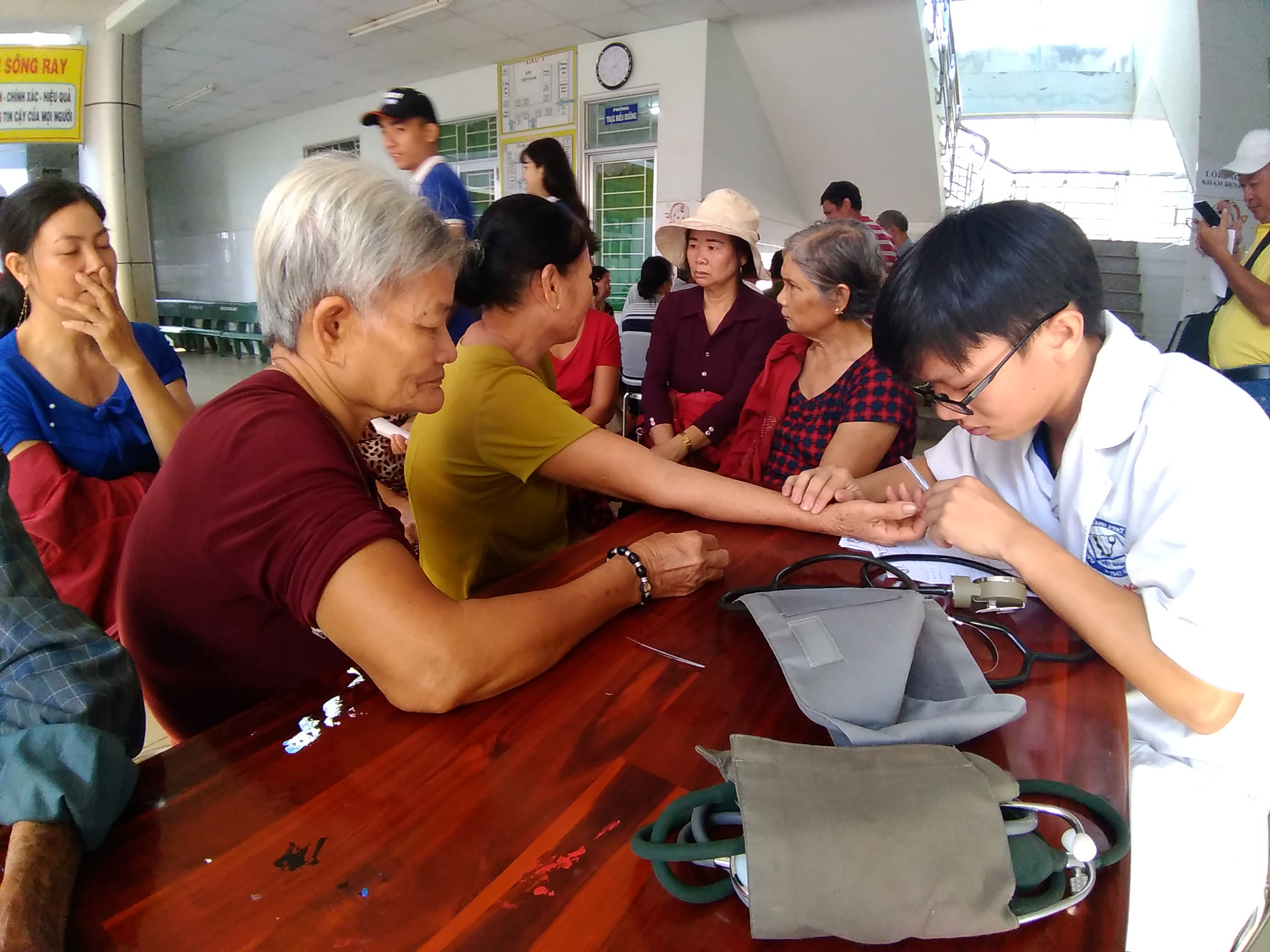 Thầy thuốc, doanh nh&acirc;n trẻ TP HCM đến với Sư đo&agrave;n 302 v&agrave; d&acirc;n ngh&egrave;o v&ugrave;ng n&uacute;i - Ảnh 2.
