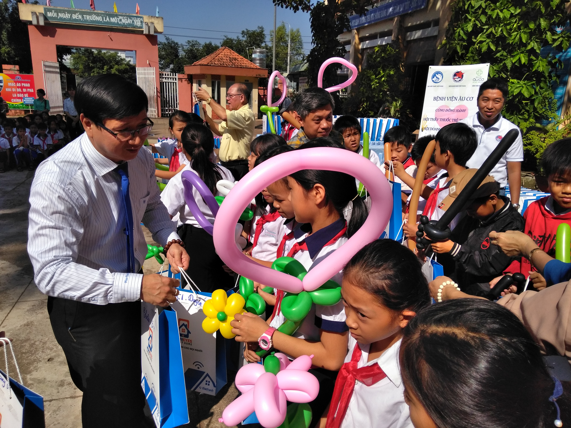 Thầy thuốc, doanh nh&acirc;n trẻ TP HCM đến với Sư đo&agrave;n 302 v&agrave; d&acirc;n ngh&egrave;o v&ugrave;ng n&uacute;i - Ảnh 3.