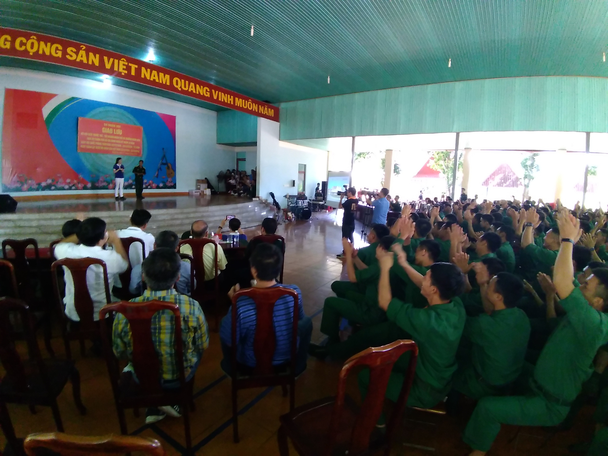 Thầy thuốc, doanh nh&acirc;n trẻ TP HCM đến với Sư đo&agrave;n 302 v&agrave; d&acirc;n ngh&egrave;o v&ugrave;ng n&uacute;i - Ảnh 5.