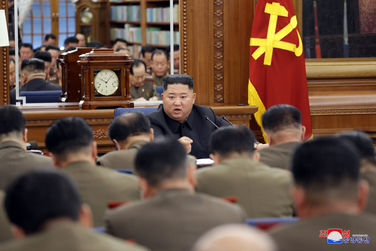 L&atilde;nh đạo Kim Jong-un chủ tr&igrave; hội nghị qu&acirc;n ủy trung ương mở rộng - Ảnh 2.