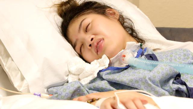 Thiếu nữ gốc Việt sống đời sống thực vật sau phẫu thuật n&acirc;ng ngực - Ảnh 1.
