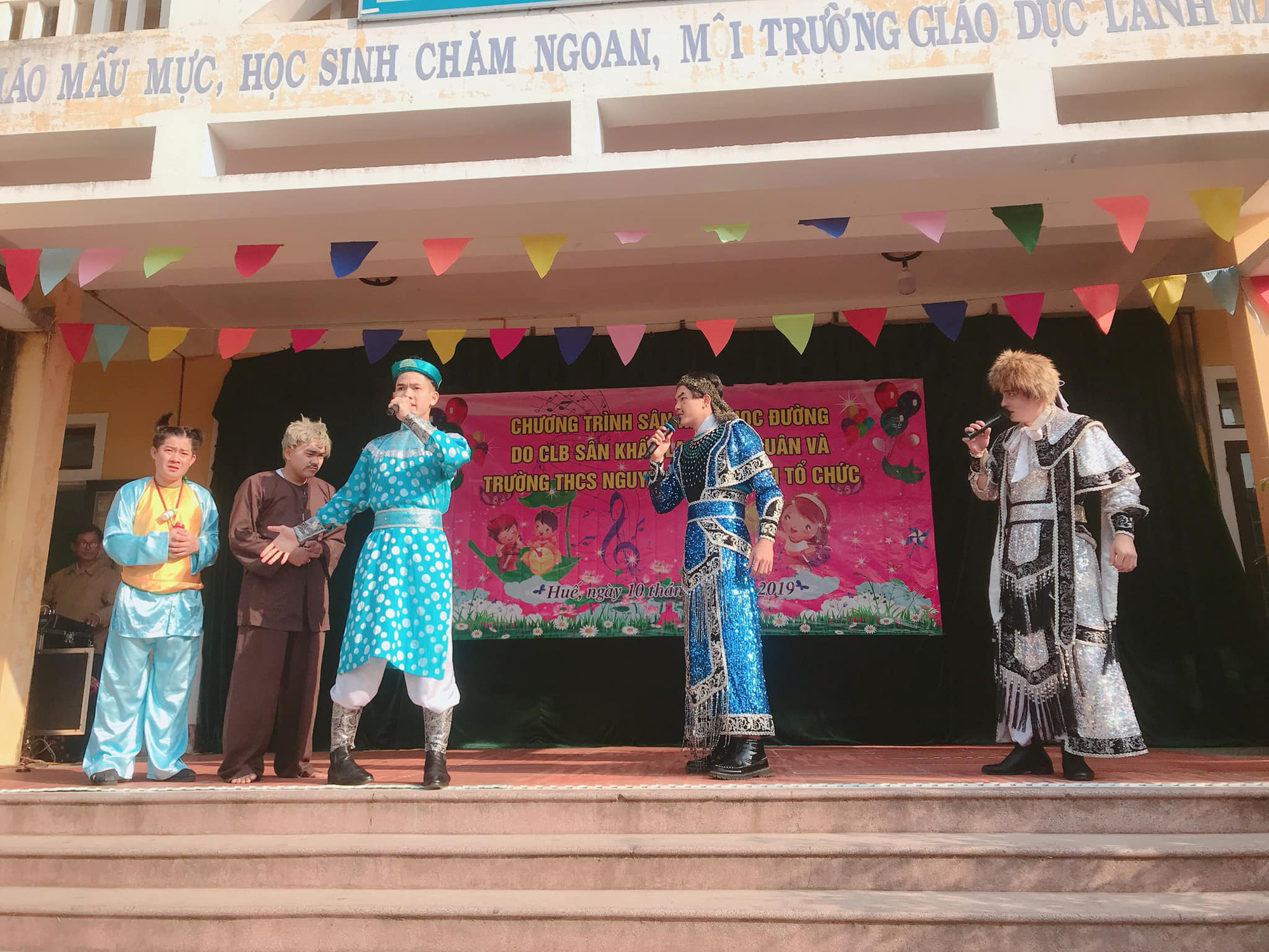 Ngôi sao phim Gia đình là số 1 đưa sân khấu học đường đến Huế - Ảnh 7.