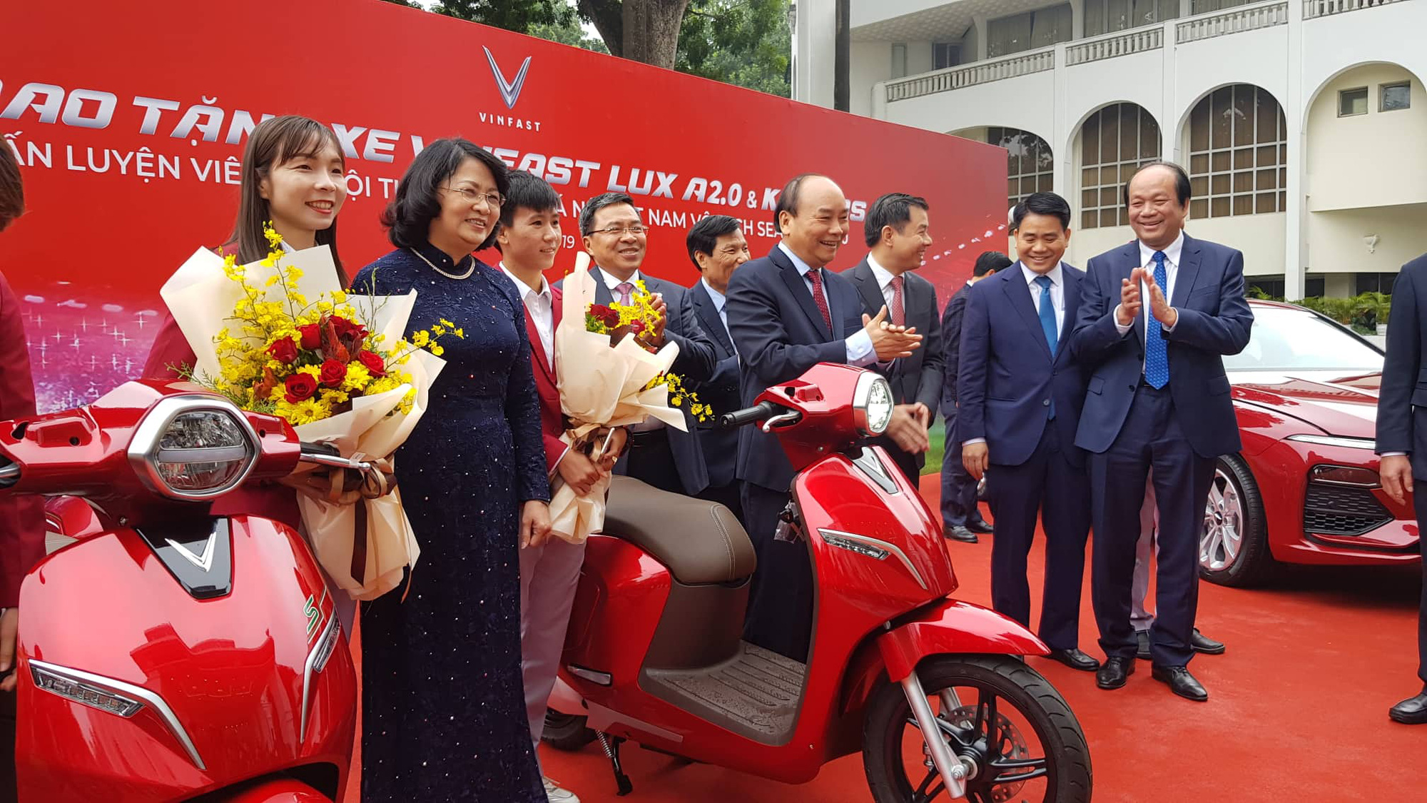 Thủ tướng: Không để vận động viên phải đi bán bánh mì, làm móng chân - Ảnh 2.
