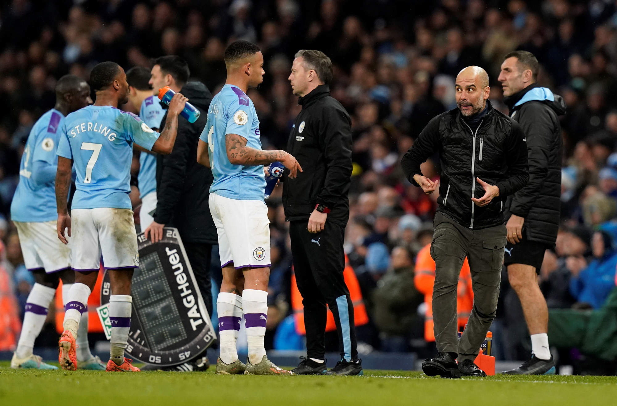 Sợ học tr&ograve; chấn thương, HLV Guardiola ph&agrave;n n&agrave;n về lịch tr&igrave;nh thi đấu - Ảnh 1.