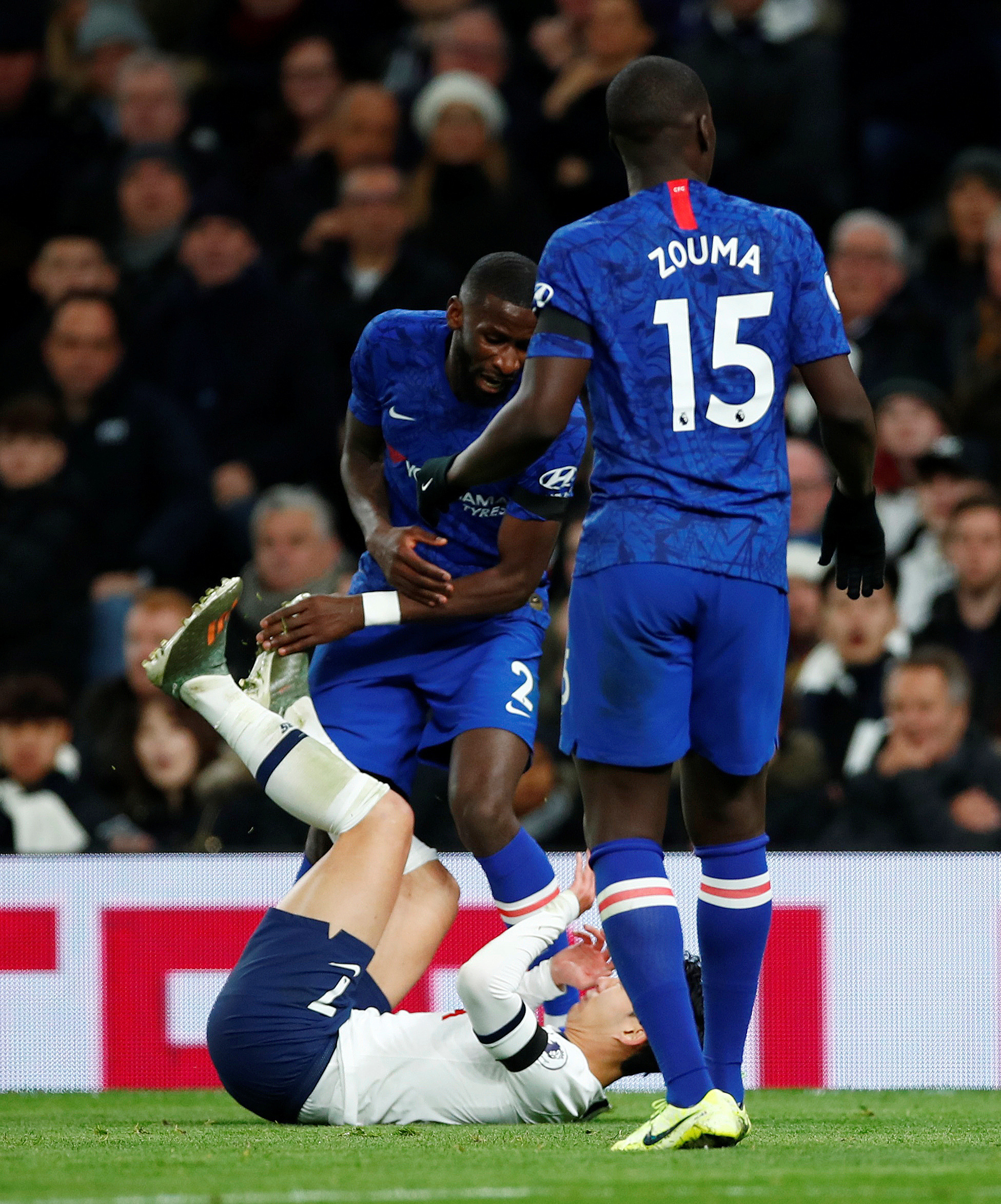 Trung vệ Chelsea vừa bị ph&acirc;n biệt chủng tộc, vừa bị HLV Mourinho chế giễu - Ảnh 3.