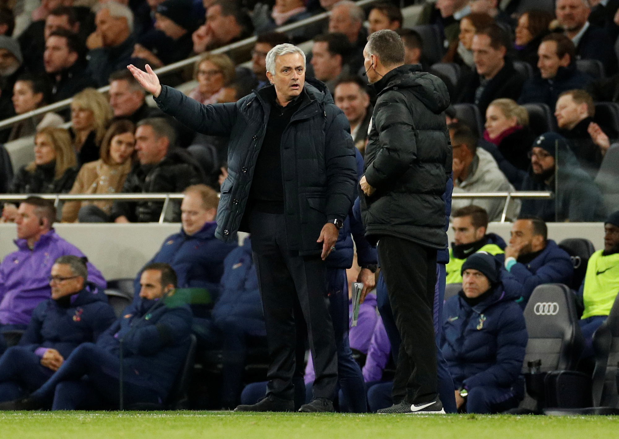Trung vệ Chelsea vừa bị ph&acirc;n biệt chủng tộc, vừa bị HLV Mourinho chế giễu - Ảnh 1.