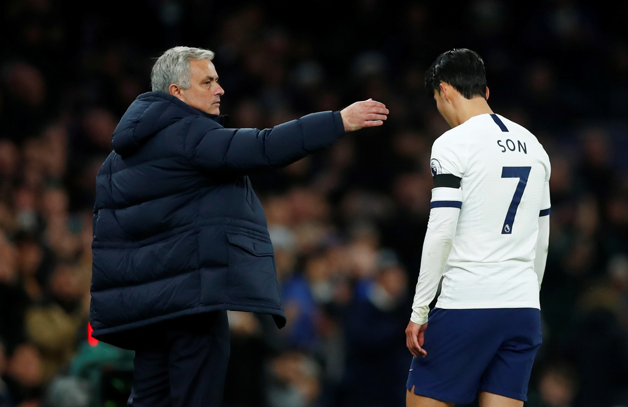 Trung vệ Chelsea vừa bị ph&acirc;n biệt chủng tộc, vừa bị HLV Mourinho chế giễu - Ảnh 6.
