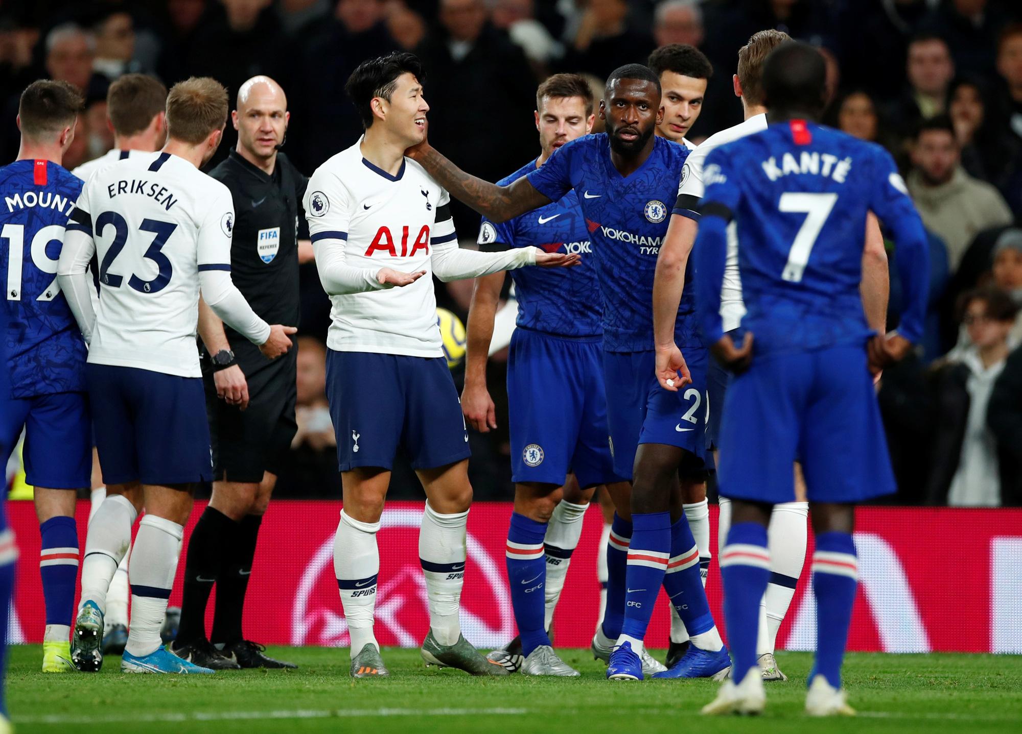 Trung vệ Chelsea vừa bị ph&acirc;n biệt chủng tộc, vừa bị HLV Mourinho chế giễu - Ảnh 4.