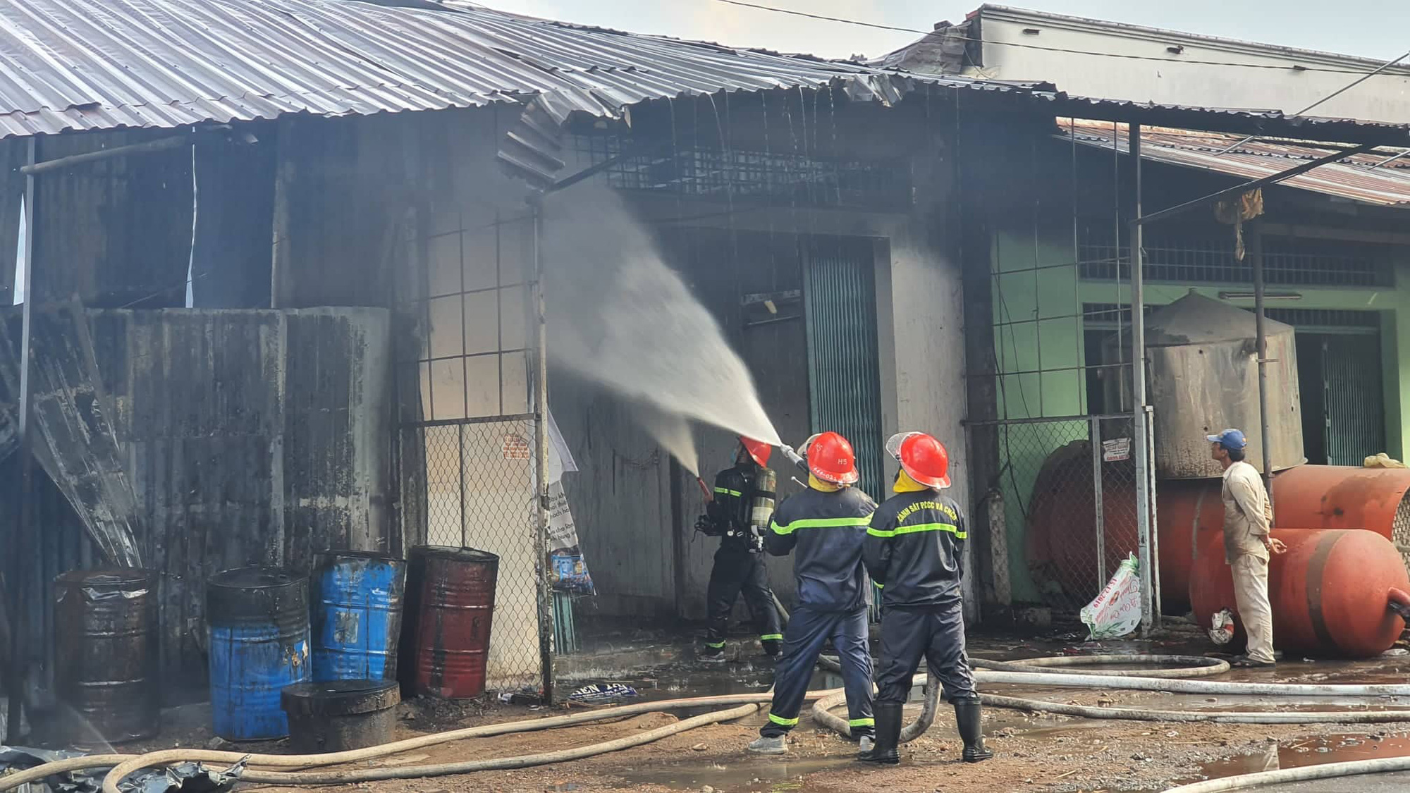 Clip: Khói lửa bốc cao ngùn ngụt tại một cơ sở dầu chai cạnh chợ nổi Cái Răng - Ảnh 7.