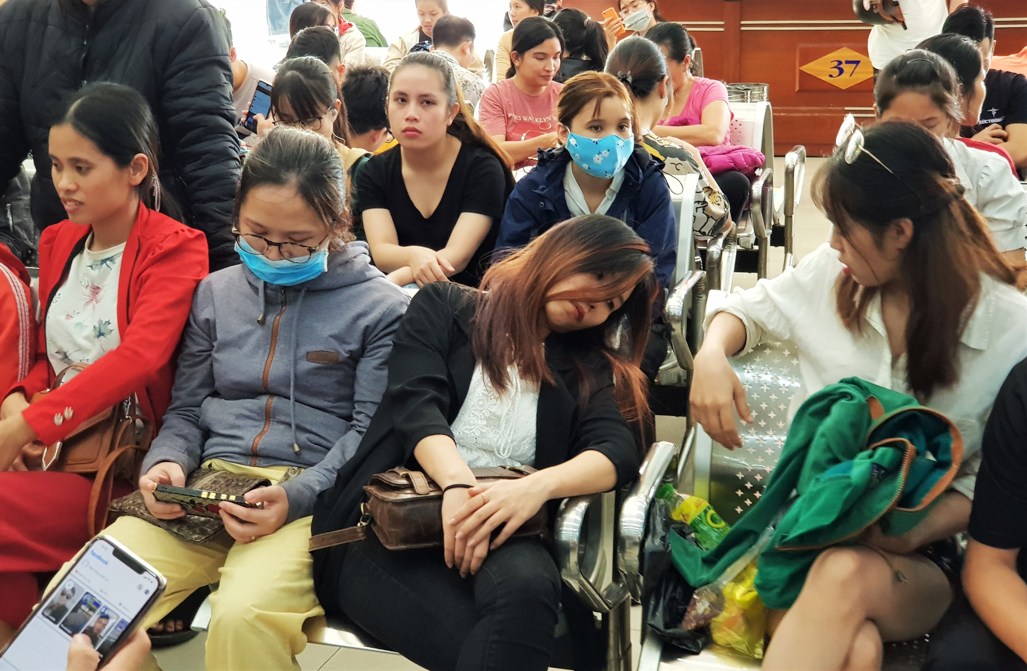 Đà Nẵng: Xếp hàng từ 4 giờ sáng mua vé xe về quê ăn Tết