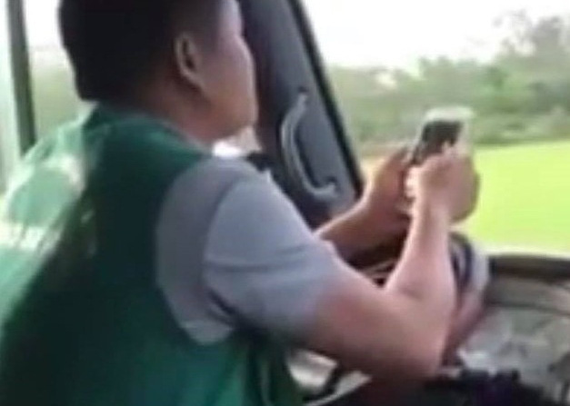 Clip: Tài xế 2 tay lướt điện thoại khi điều khiển xe buýt chạy với tốc độ cao