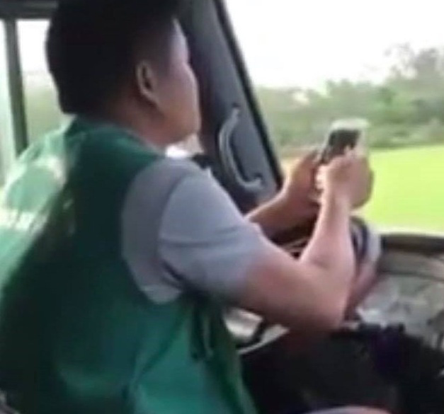 Clip: Tài xế 2 tay lướt điện thoại khi điều khiển xe buýt chạy với tốc độ cao - Ảnh 1.