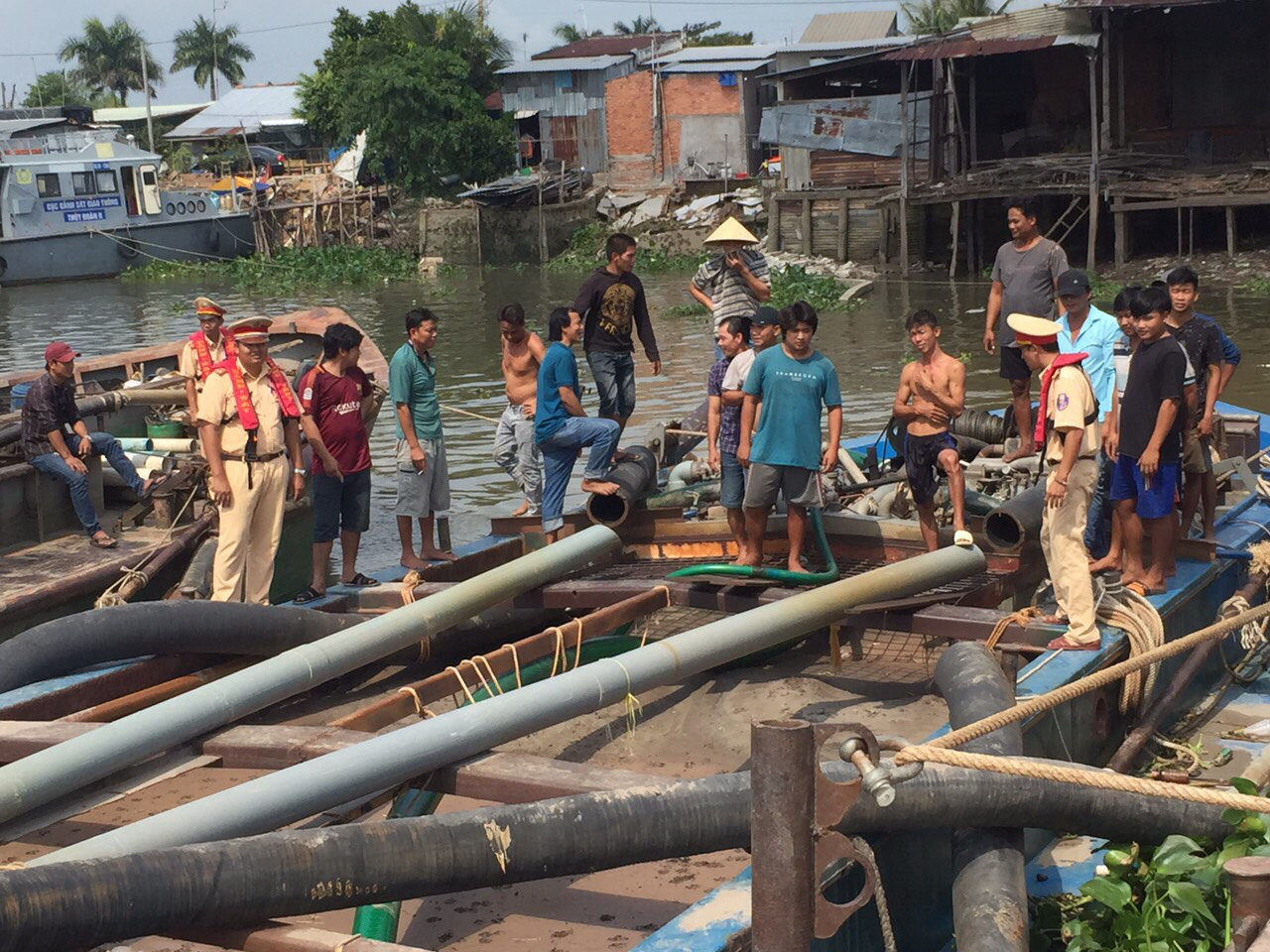 Bắt 20 tàu khai thác cát lậu trên sông Tiền