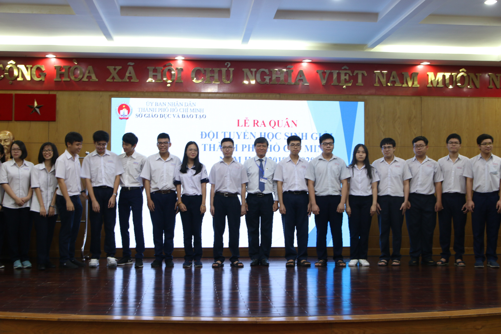 Học sinh đội tuyển học sinh giỏi &ldquo;c&acirc;n&rdquo; hai chương tr&igrave;nh học - Ảnh 1.