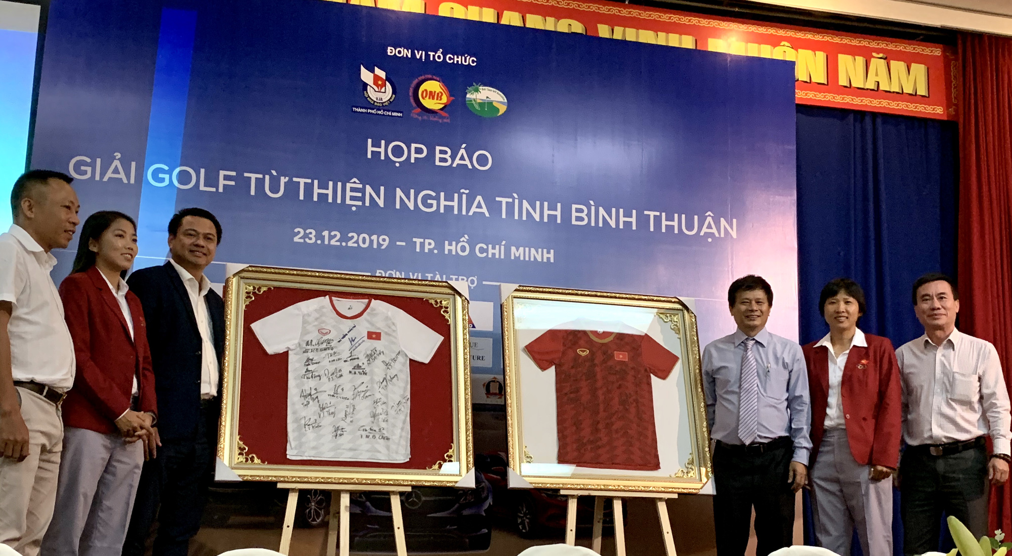 Giải golf từ thiện đấu giá 2 chiếc áo đội tuyển nữ Việt Nam tặng Thủ tướng Nguyễn Xuân Phúc