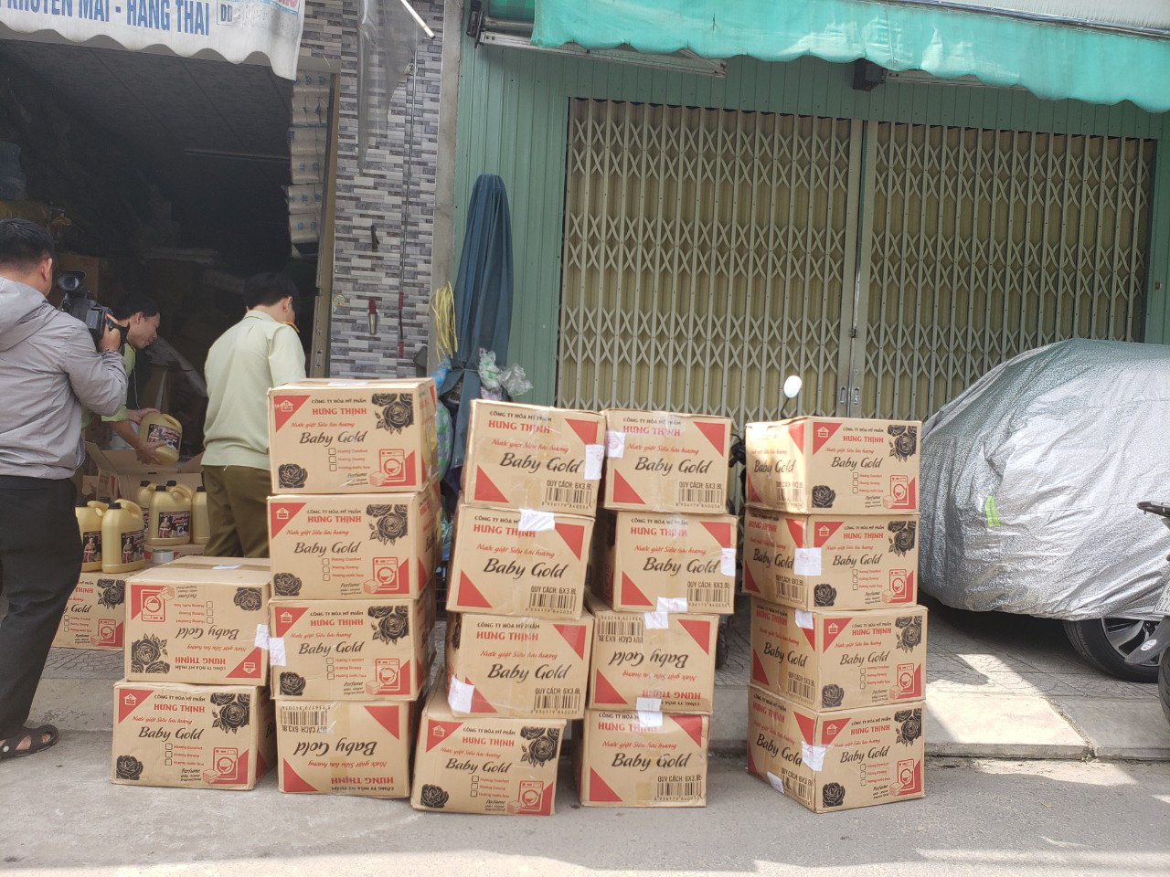 Đà Nẵng: Phát hiện cơ sở kinh doanh chứa nước giặt Comfort giả