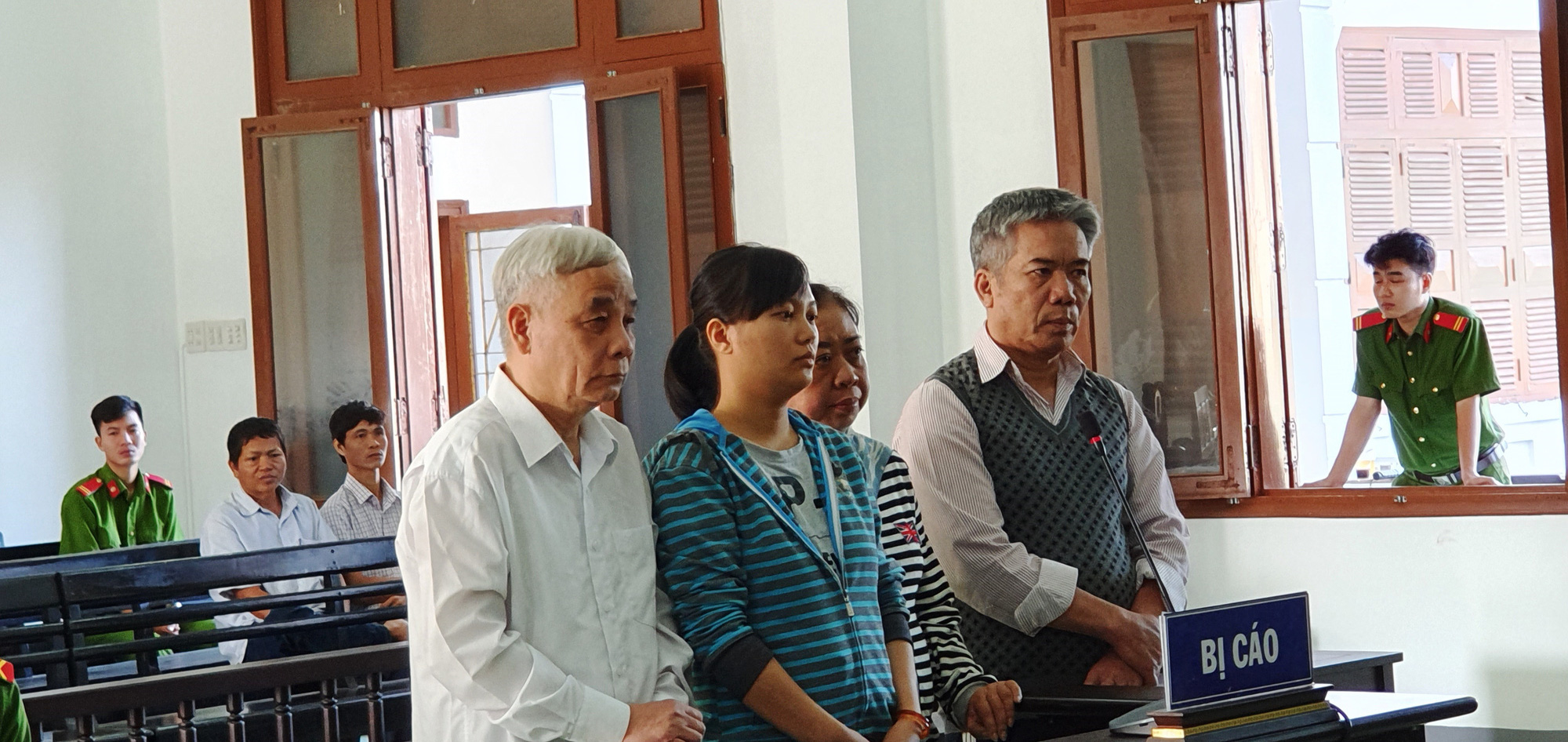 Cựu ch&aacute;nh &aacute;n tiều tụy ra hầu t&ograve;a ch&iacute;nh nơi m&igrave;nh điều h&agrave;nh - Ảnh 1.