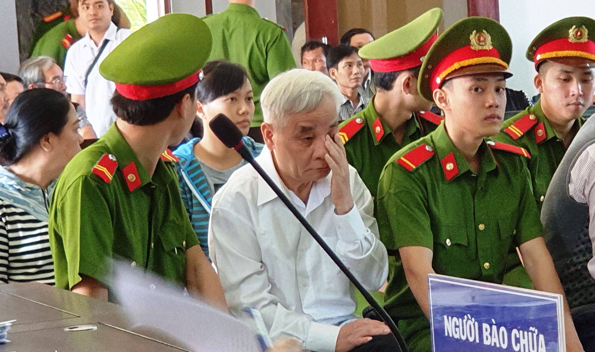 Cựu ch&aacute;nh &aacute;n tiều tụy ra hầu t&ograve;a ch&iacute;nh nơi m&igrave;nh điều h&agrave;nh - Ảnh 3.