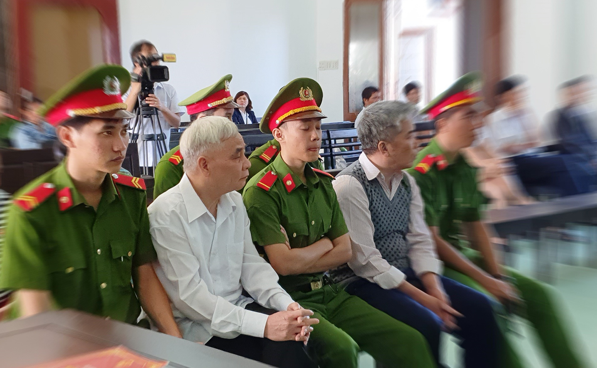 Cựu ch&aacute;nh &aacute;n tiều tụy ra hầu t&ograve;a ch&iacute;nh nơi m&igrave;nh điều h&agrave;nh - Ảnh 4.